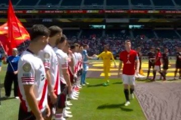 Marius Høibråten, capitão do Urawa Reds, passa pelos rivais sem cumprimentar -  (crédito: Reprodução/X)