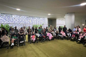 Pais levaram os filhos afetados pelo vírus da zika, que desenvolveram microcefalia, para acompanharem a sessão que derrubou o veto de Lula -  (crédito: Vanilson Oliveira/CB/D.A Press)