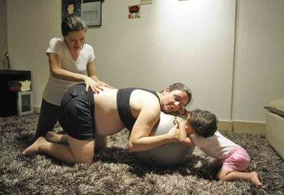 Doulas - São profissionais que dão suporte físico e emocional para mulheres durante todo o período de gravidez até o parto. Porém, em 2022, o Plenário do Confresso Brasileiro aprovou a PL 3.946/2021, que traz as regras e requisitos para o exercício da profissão. Então, é possível que, aos poucos, essa atividade ganhe adeptos no Brasil.  -  (crédito: Jefferson Rudy/Flickr)