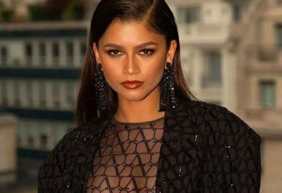 Em relação às dublagens originais, em inglês, o elenco de “Shrek 5” tem vozes consagradas na franquia, como Mike Myers dando voz a Shrek, Eddie Murphy no Burro Falante e Cameron Diaz de Fiona. Já entre as novidades está com Zendaya (foto) na dublagem da filha adolescente do ogro, uma nova personagem na trama.
 -  (crédito: Reprodução/Instagram)