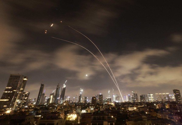 Os sistemas de defesa aérea israelenses são ativados para interceptar mísseis iranianos sobre a cidade israelense de Tel Aviv na manhã de 18 de junho de 2025. - (crédito: Menahem Kahana / AFP)