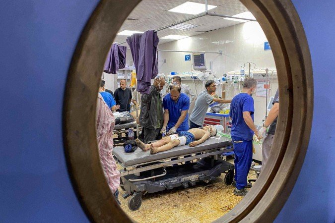Criança ferida pelos disparos israelenses recebe tratamento médico no Hospital Nasser, de Khan Yunis: instalações de saúde funcionam no limite - (crédito: AFP) Criança ferida pelos disparos israelenses recebe tratamento médico no Hospital Nasser, de Khan Yunis: instalações de saúde funcionam no limite - (crédito: AFP)