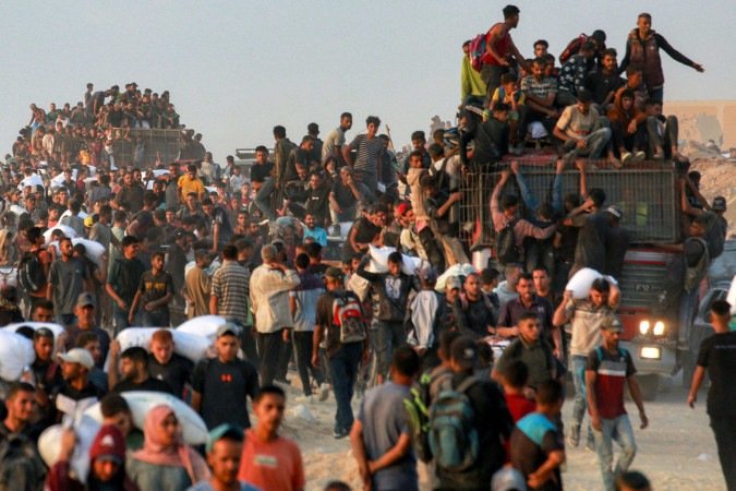 Dezenas de palestinos morreram nas últimas semanas tentando chegar aos pontos de distribuição de ajuda em Gaza, que a ONU afirma estar ameaçada pela fome - (crédito: AFP) Dezenas de palestinos morreram nas últimas semanas tentando chegar aos pontos de distribuição de ajuda em Gaza, que a ONU afirma estar ameaçada pela fome - (crédito: AFP)