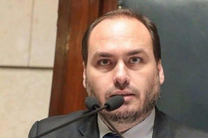 O vereador Carlos Bolsonaro passou mal e precisou ser atendido em hospital após saber da ordem de prisão domiciliar contra o pai -  (crédito:  Reprodução/Instagram)