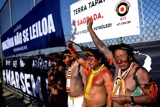 Indígenas protestam no Rio contra leilão de blocos de petróleo em áreas de preservação, como a Margem Equatorial e Abrolhos - (crédito: Reprodução/Redes Sociais) Indígenas protestam no Rio contra leilão de blocos de petróleo em áreas de preservação, como a Margem Equatorial e Abrolhos - (crédito: Reprodução/Redes Sociais)