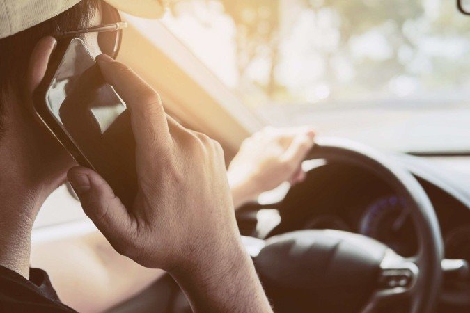 Motorista atende chefe ao dirigir e é demitido por justa causa Motorista atende chefe ao dirigir e é demitido por justa causa