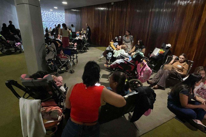 Congresso derruba veto e garante pensão vitalícia a crianças vítimas da zika