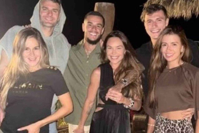 Coutinho, Vegetti e Piton com suas respectivas esposas - (crédito: Foto: Reprodução/Instagram) Coutinho, Vegetti e Piton com suas respectivas esposas - (crédito: Foto: Reprodução/Instagram)