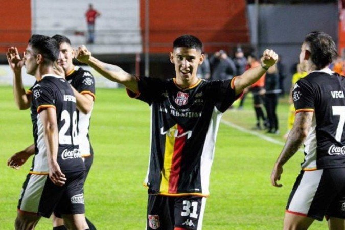 Meia argentino é detido em acesso a estádio com mandado de prisão por tentativa de homicídio -  (crédito: Foto: Reprodução/Instagram)