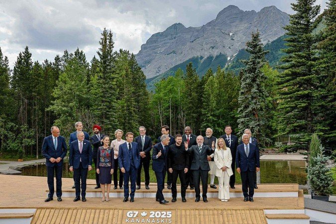No Canadá, Lula posa ao lado de Zelensky para foto oficial do G7
