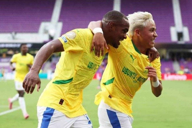 Rayners (à esquerda) comemora o seu gol para o Mamelodi Sundowns contra o Ulsan - (crédito: Rayners (à esquerda) comemora o seu gol para o Mamelodi Sundowns contra o Ulsan. Foto: Megan Briggs/Getty Images) Rayners (à esquerda) comemora o seu gol para o Mamelodi Sundowns contra o Ulsan - (crédito: Rayners (à esquerda) comemora o seu gol para o Mamelodi Sundowns contra o Ulsan. Foto: Megan Briggs/Getty Images)