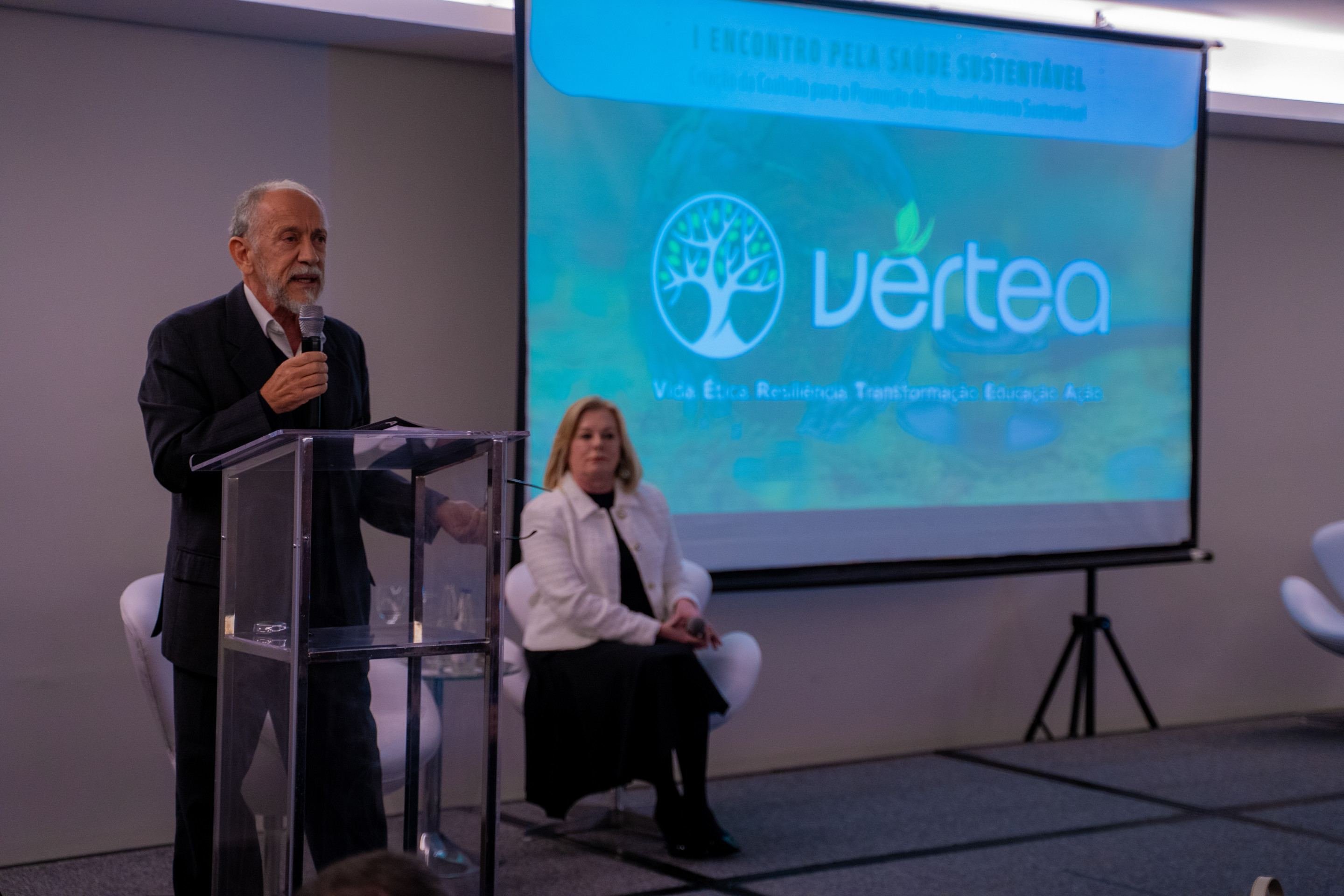  Dr. Walter Feldman, é médico e deputado federal, e uniu sua experiência em saúde pública com a atuação política.