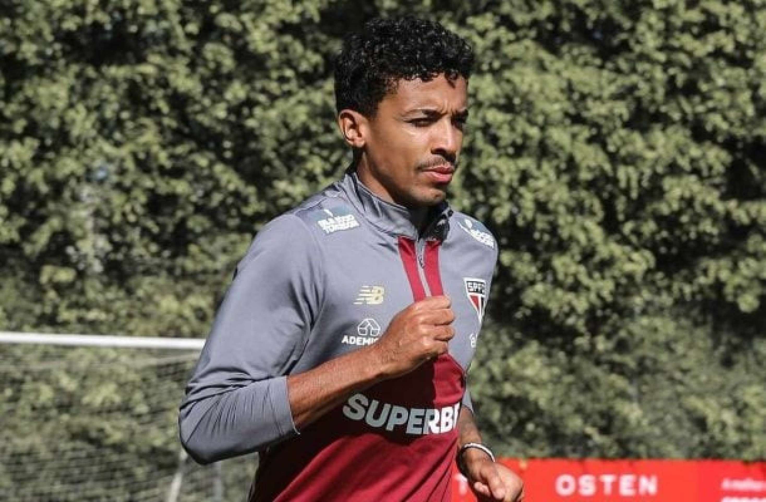Luiz Gustavo volta a treinar no CT do São Paulo