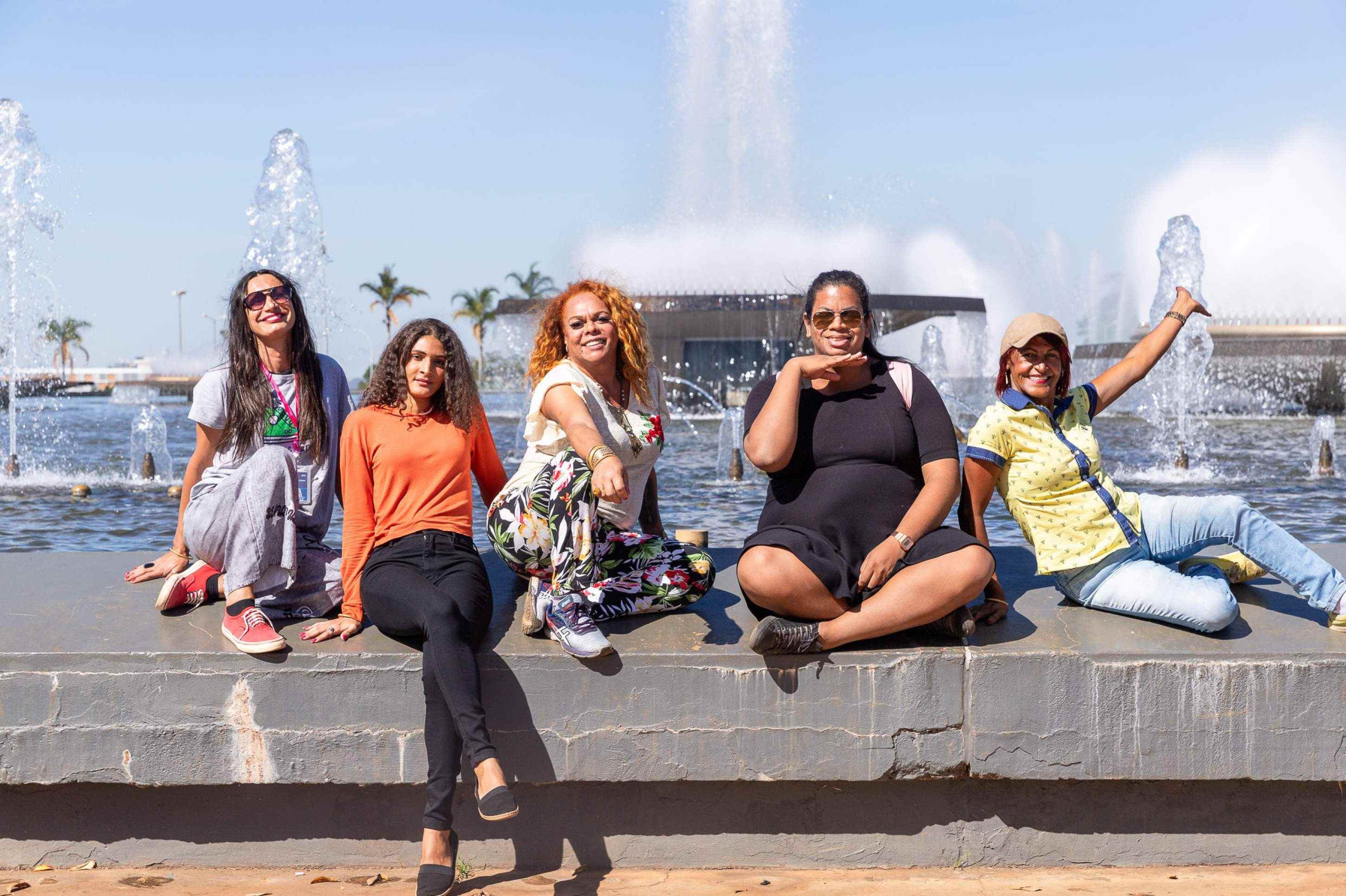 Layla, Amanda, Lorraine, Nathalia e Bebel se preparam para oferecer passeios turísticos e culturais pela capital 