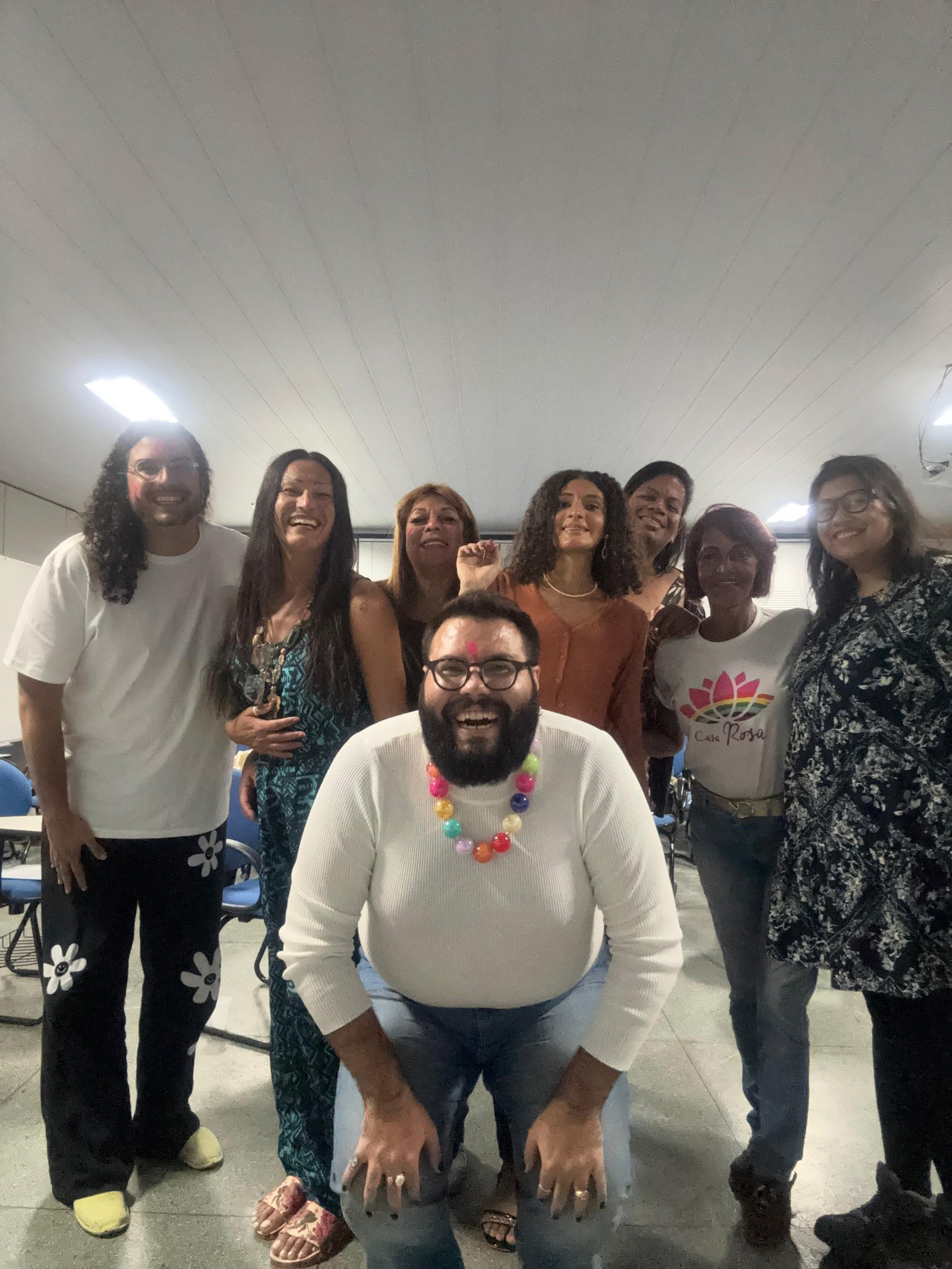 O voluntário do projeto Pedro Matias com as alunas