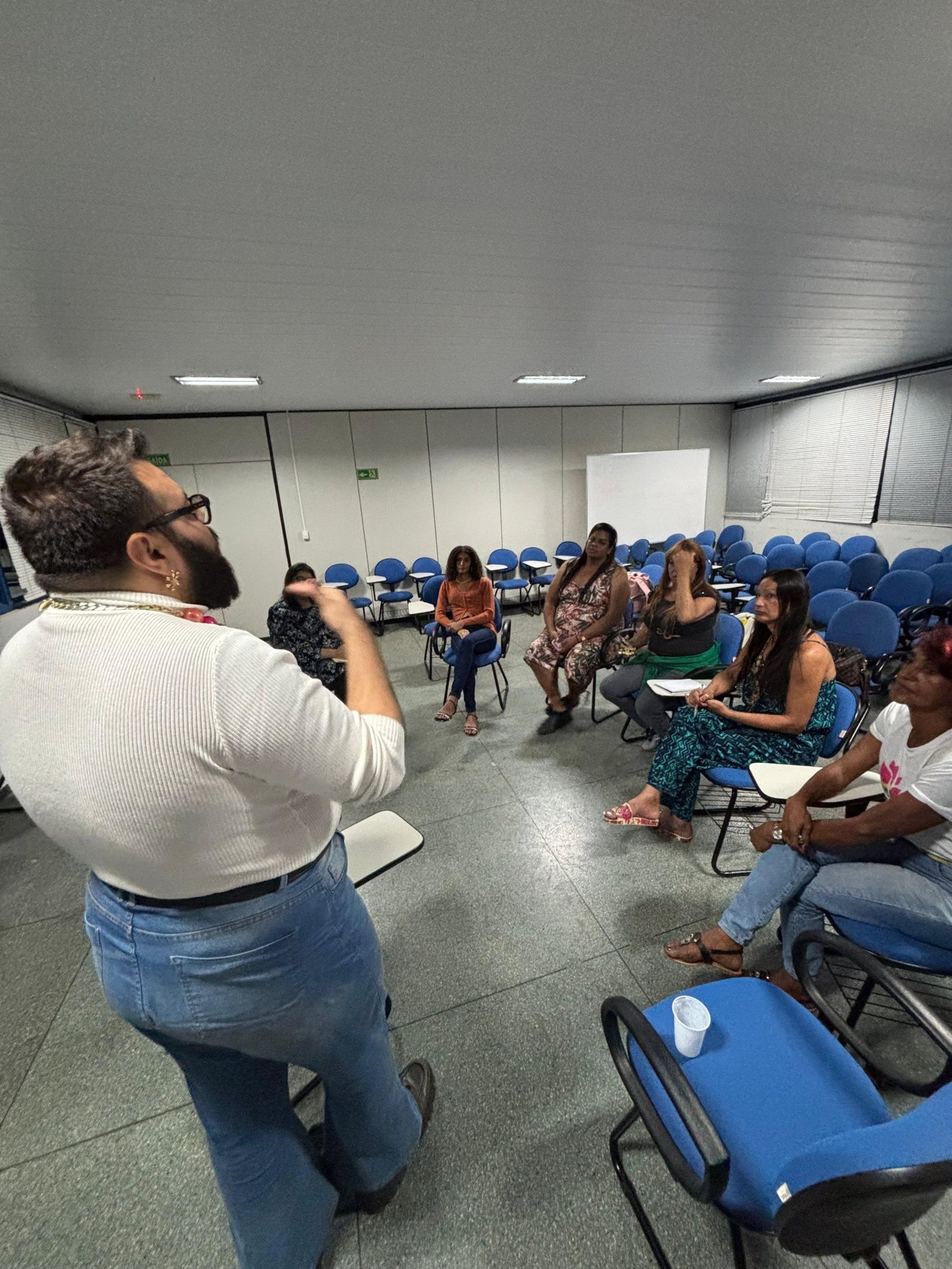 Pedro Matias conversa com as participantes da formação