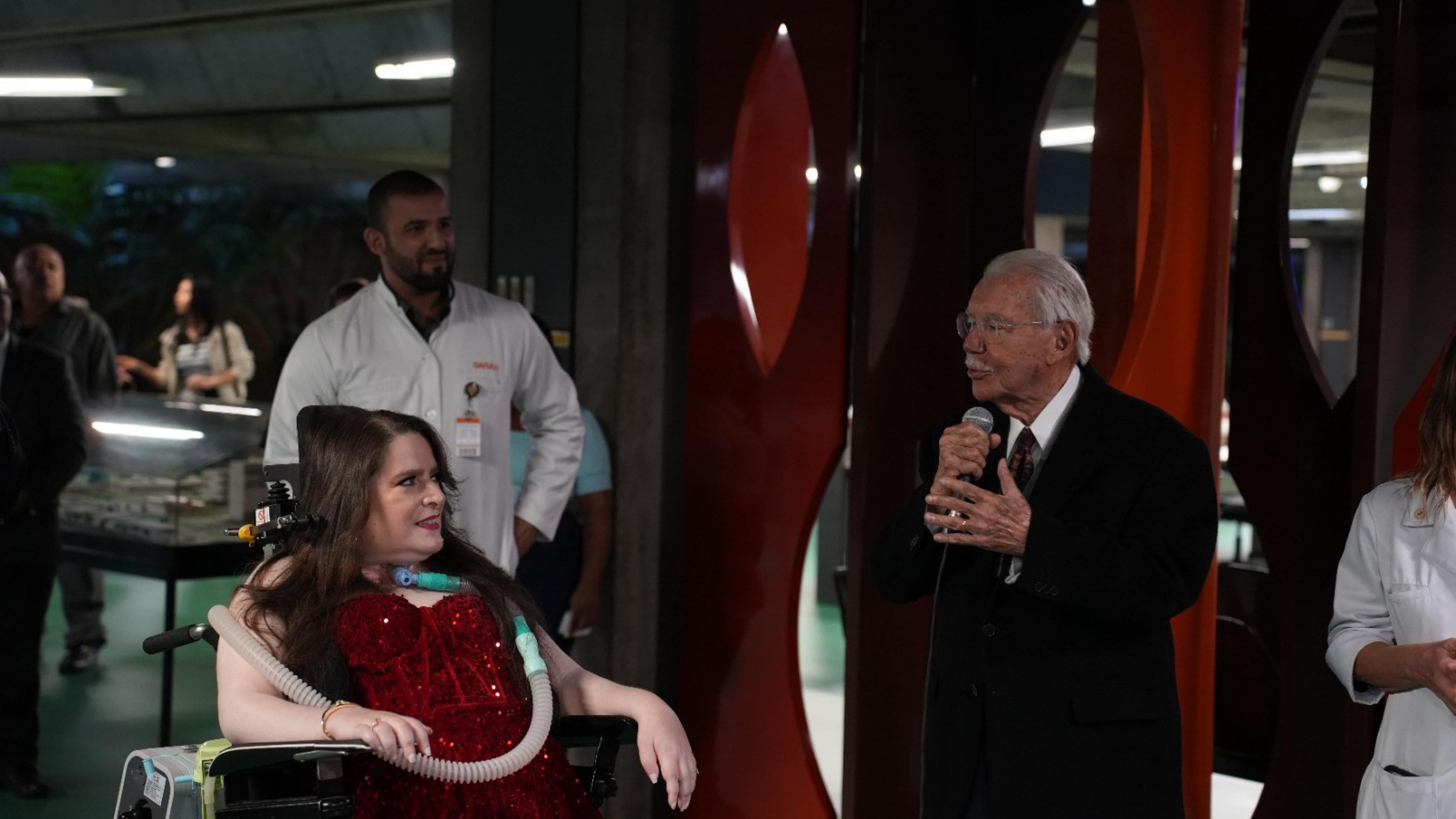 Ex presidente José Sarney durante a abertura da exposição de Letruska