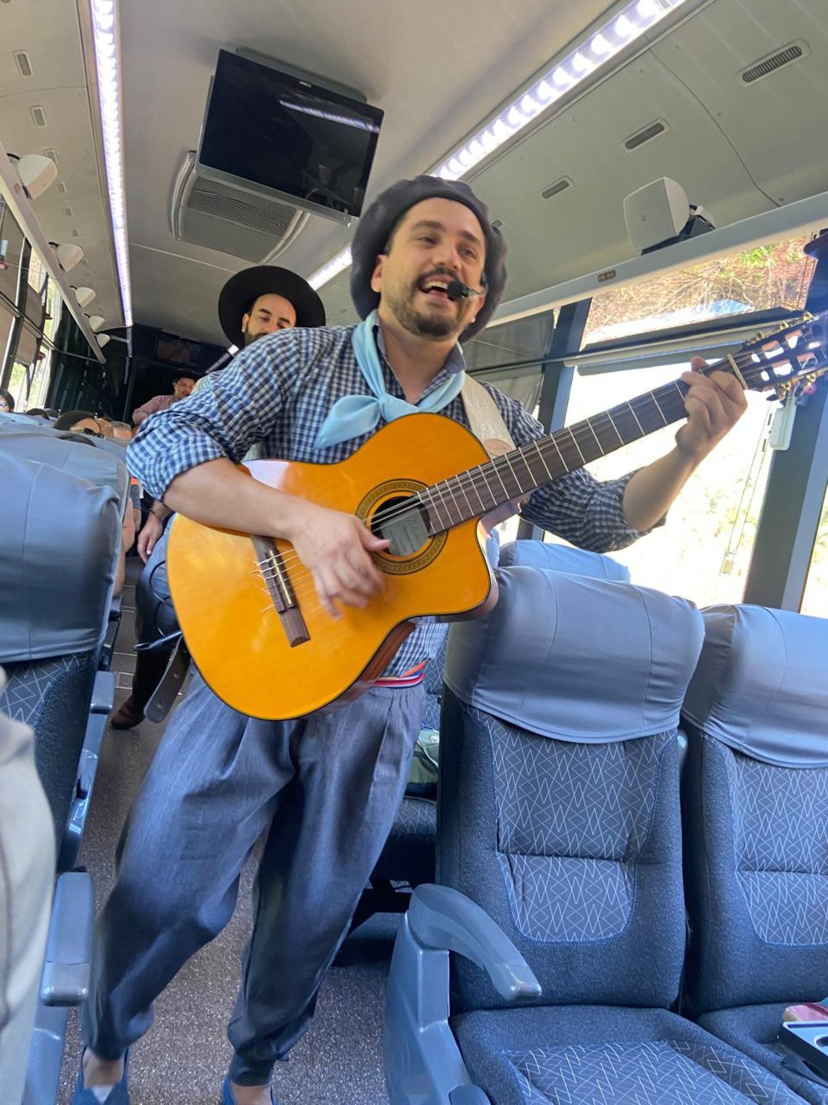 Dentro do trem h&aacute; degusta&ccedil;&atilde;o de vinho e m&uacute;sica t&iacute;pica ao vivo