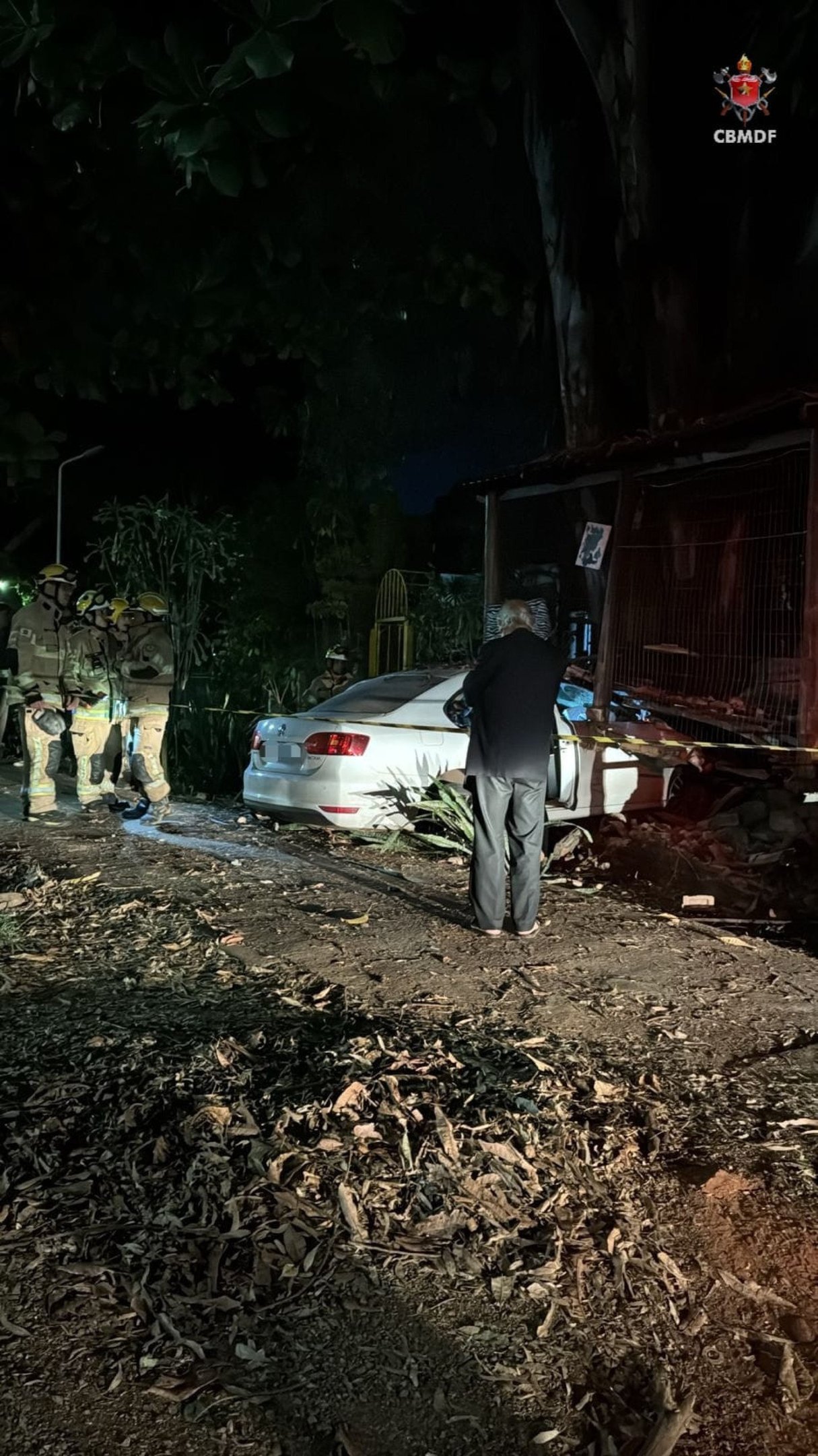 Carro colide com muro na Asa Sul durante a noite de segunda-feira