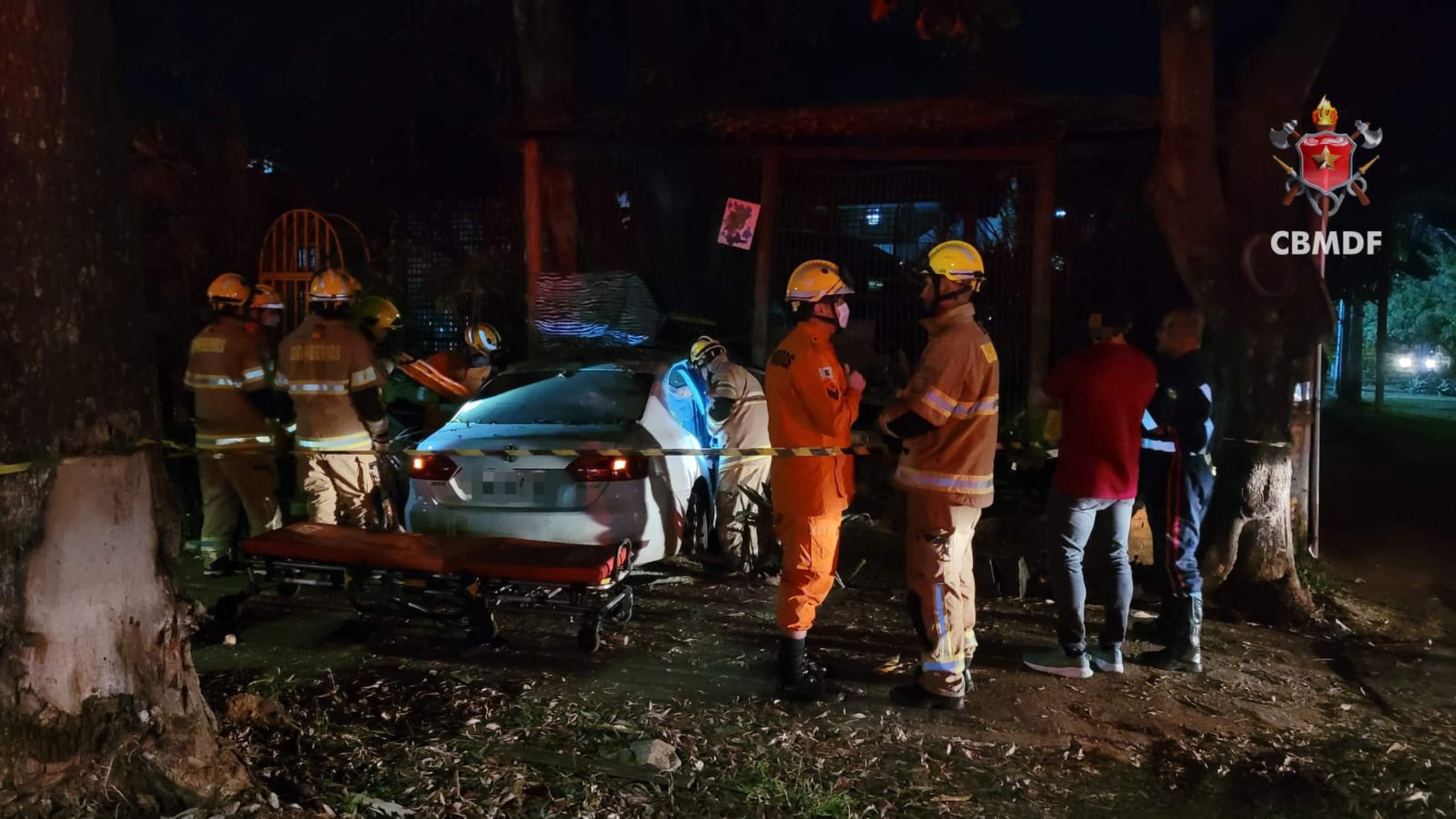 Carro colide com muro na Asa Sul durante a noite de segunda-feira