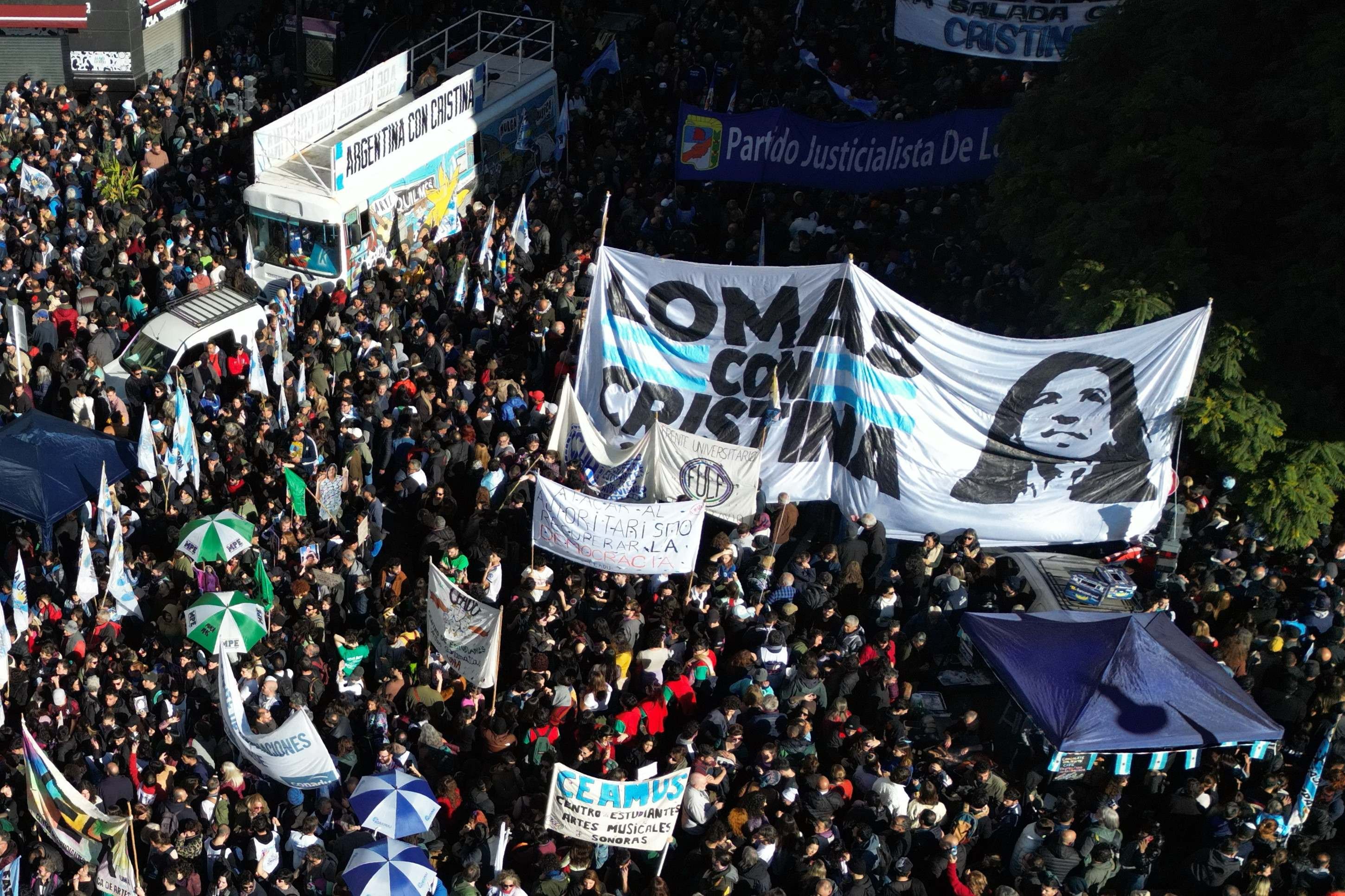 Deputados petistas foram à marcha em defesa de Cristina Kirchner, em Buenos Aires