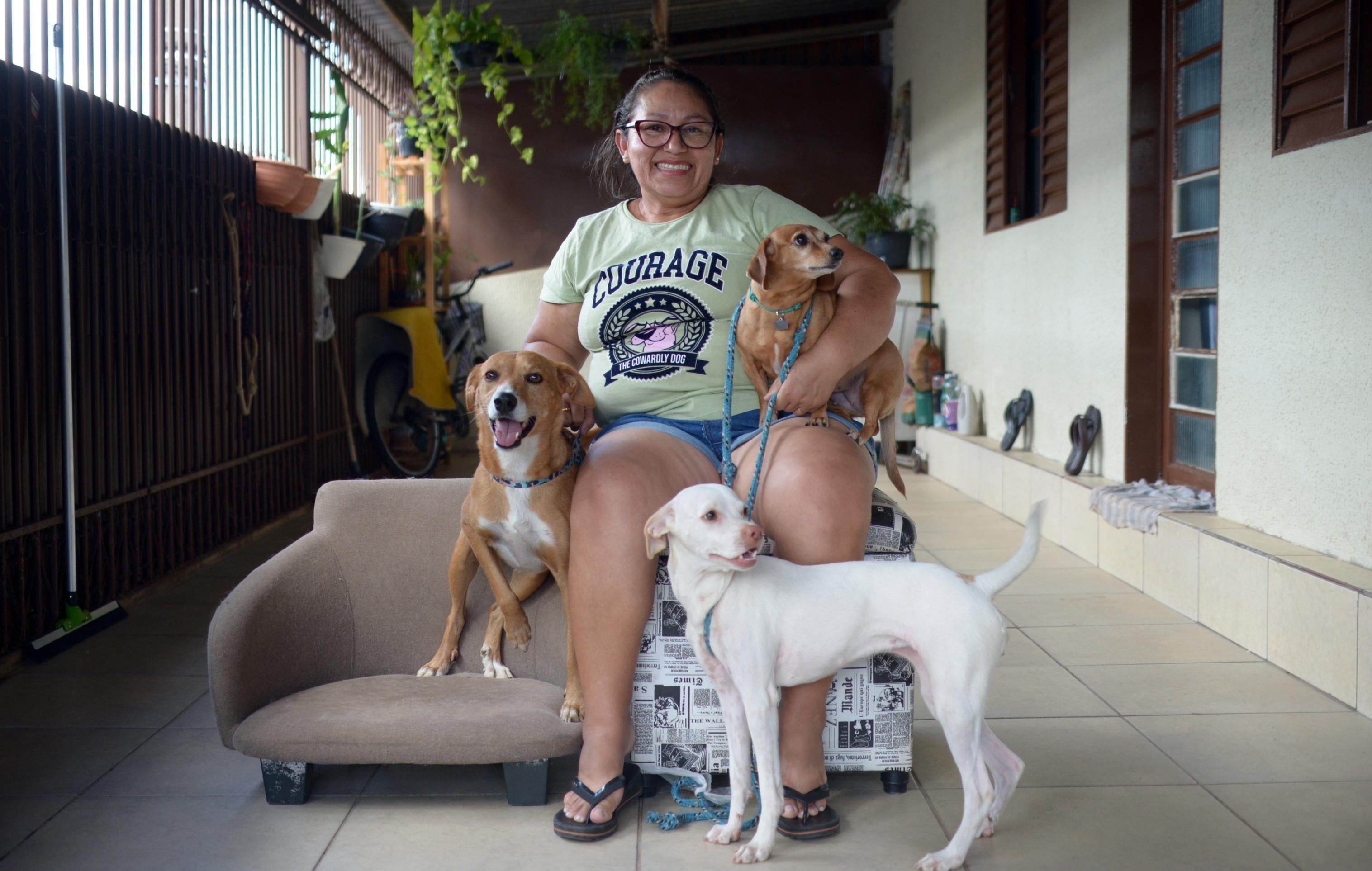  Célia Caldas resgatou três cães nas ruas — dois deles tocaram mais o seu coração