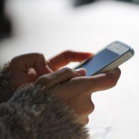 Depois de relatar ao bandido que não possuía o modelo de iPhone desejado por ele, Melissa acabou baleada nas mãos -  (crédito: Imagem de Ramon López Calvo por Pixabay)