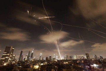 Os sistemas de defesa aérea israelenses são ativados para interceptar mísseis iranianos sobre a cidade israelense de Tel Aviv na manhã de 18 de junho de 2025       -  (crédito: Menahem Kahana/AFP)