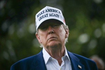 Contudo, após semanas de disputas, Donald Trump pareceu tentar acalmar os ânimos ao afirmar em sua rede Truth Social que seu governo e a universidade mantêm conversas que poderiam resultar em 'um acordo por volta da próxima semana' -  (crédito:  AFP)