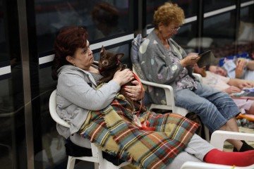 Moradoras de Ramat Gan, subúrbio na região leste de Tel Aviv, abrigam-se em estação ferrovíária durante bombardeios - (crédito: Ahmad Gharabli/AFP) Moradoras de Ramat Gan, subúrbio na região leste de Tel Aviv, abrigam-se em estação ferrovíária durante bombardeios - (crédito: Ahmad Gharabli/AFP)