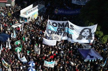 Apoiadores da ex-presidente argentina Cristina Fernández de Kirchner participam de uma marcha de protesto contra sua condenação e prisão domiciliar em Buenos Aires -  (crédito:  AFP)