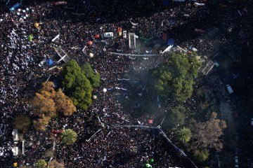 Simpatizantes se concentram na Praça de Maio, cartão-postal da capital, e ocupam as principais ruas com críticas ao governo de Javier Milei     -  (crédito:  AFP)