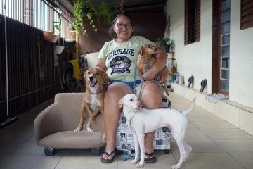 Célia Caldas resgatou três cães nas ruas — dois deles tocaram mais o seu coração -  (crédito: Ed Alves CB/DA Press)
