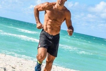 "Galã da Terra Santa": israelense resgata idosos sem camisa e viraliza