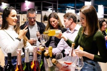 A programação, que começa a partir das 9h30 e se estende até as 21h todos os dias, inclui mais de 500 rótulos para degustação -  (crédito: Divulgação/Expovitis)