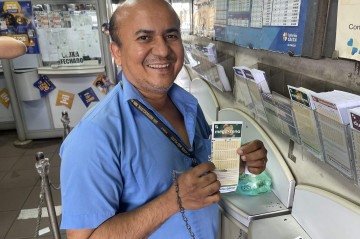 Mega-Sena acumula e brasilienses vão às ruas em busca do prêmio de R$ 130 milhões -  (crédito: Davi Cruz/CB/DA Press)