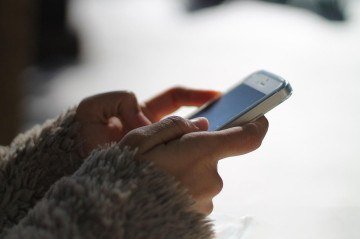 Depois de relatar ao bandido que não possuía o modelo de iPhone desejado por ele, Melissa acabou baleada nas mãos -  (crédito: Imagem de Ramon López Calvo por Pixabay)