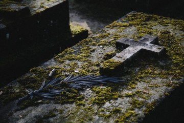Esses relatos eram tão comuns que várias medidas eram tomadas para evitar a reanimação dos cadáveres, como arrancar seus corações, pregar seus corpos nas sepulturas e usar estacas nas pernas. -  (crédito: Kenny Orr Unsplash)