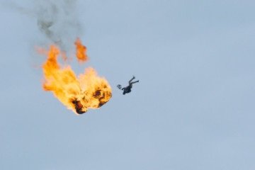 O astro de Hollywood saltou de um helicóptero 16 vezes, preso a um paraquedas encharcado de combustível e incendiado -  (crédito: Divulgação)