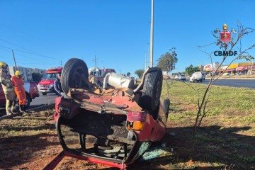 O acidente envolveu quatro carros e um deles chegou a capotar após a colisão -  (crédito: Divulgação/CBMDF)