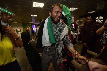 Chegada do ativista Thiago Ávila no aeroporto de Brasília, na tarde desta quarta-feira (18). -  (crédito: Marcelo Ferreira)