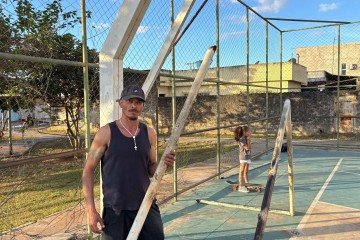 O fundador do projeto Brasil Skate School, Robson Diego de Menezes, contou que a trave já caiu no braço de uma das crianças - (crédito: Leonardo Rodrigues/CB) O fundador do projeto Brasil Skate School, Robson Diego de Menezes, contou que a trave já caiu no braço de uma das crianças - (crédito: Leonardo Rodrigues/CB)