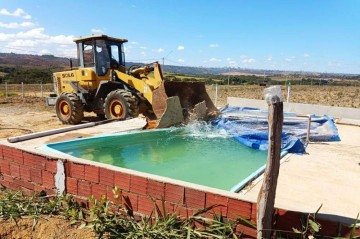 Durante a operação, equipes da DF Legal removeram um portão, uma estrutura em alvenaria usada como depósito e uma piscina -  (crédito: Divulgação/DF Legal)