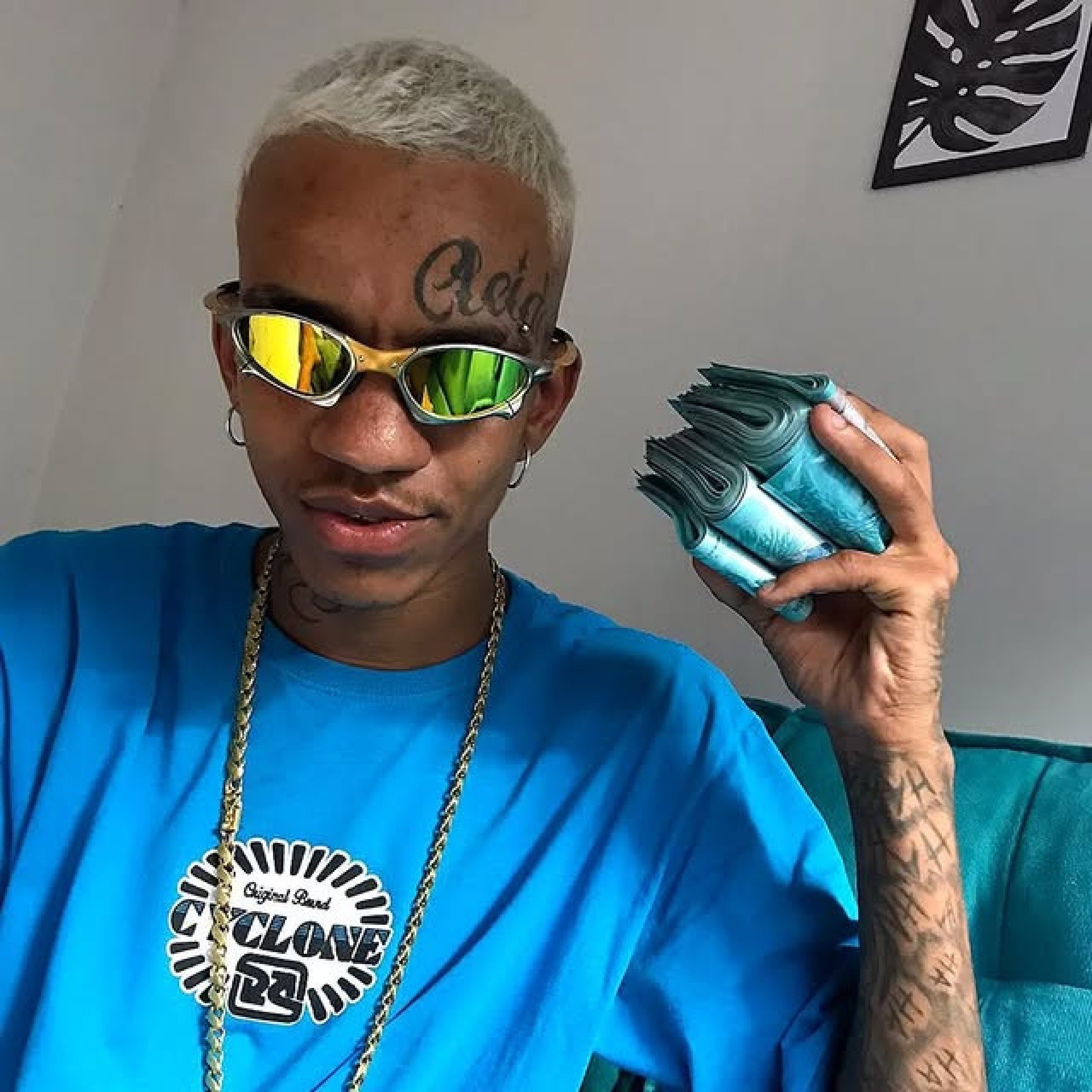 Em outras publicações, o jovem aparece com grandes quantias em dinheiro