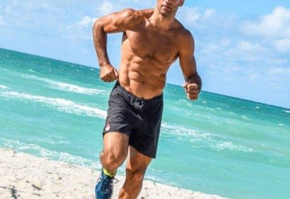 O israelense Raz Nissim Cohen,  apelidado de "Galã da Terra Santa" por circular pelas ruas de Tel Aviv sem camisa, ganhou as manchetes 
 -  (crédito: Reprodução/Instagram/@raz.nisimcohen)