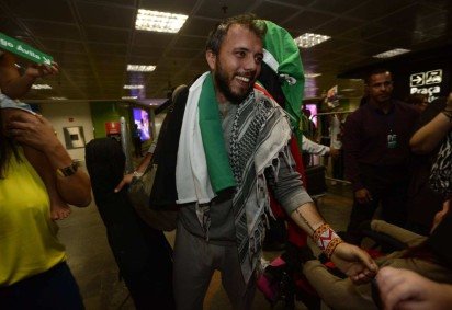 Chegada do ativista Thiago Ávila no aeroporto de Brasília, na tarde desta quarta-feira (18). -  (crédito: Marcelo Ferreira)