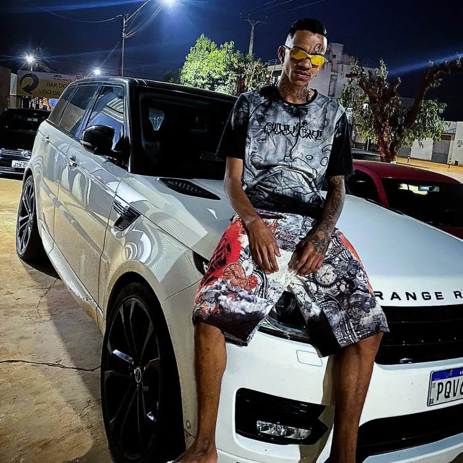 Em algumas publicações, ele ostenta itens de luxo