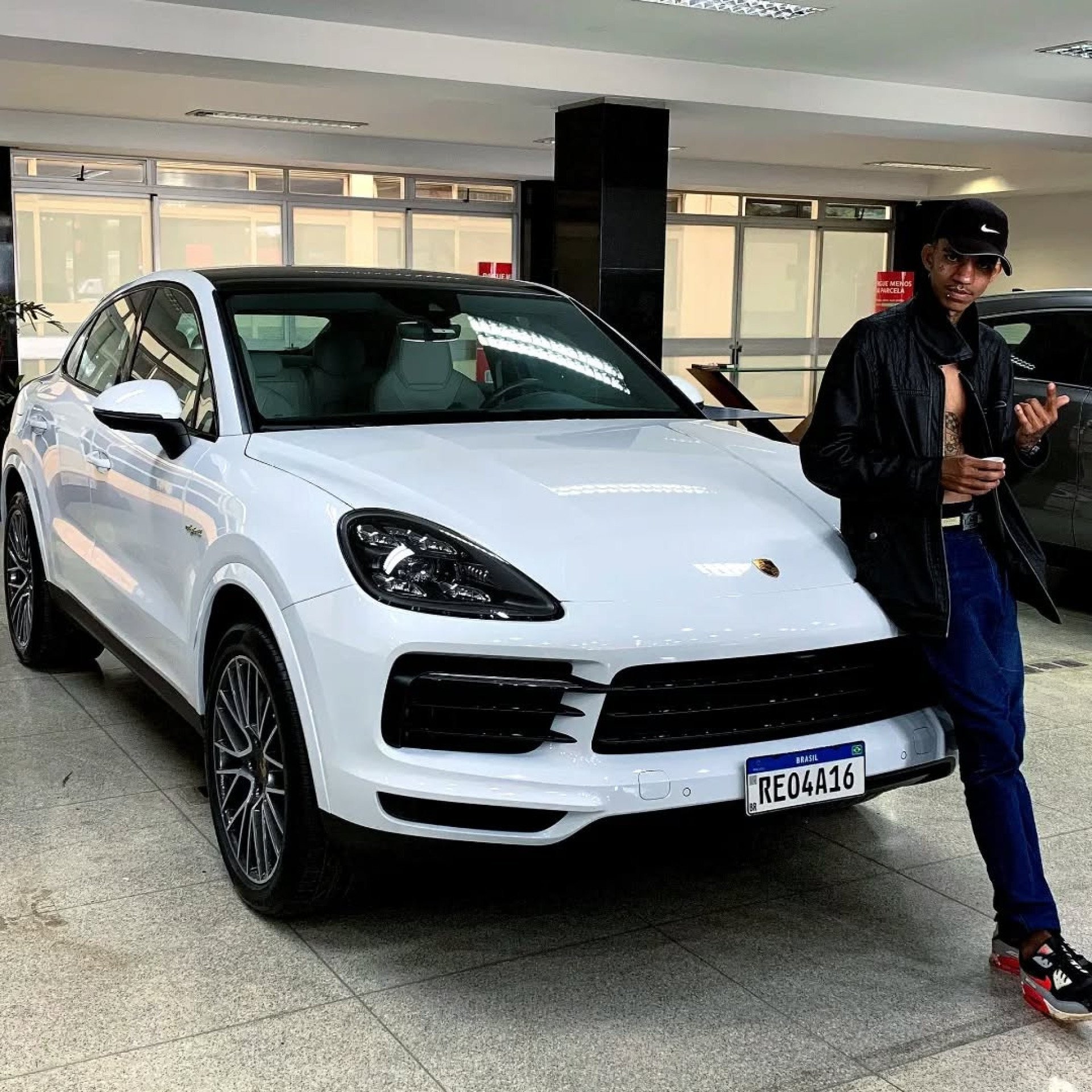 Em algumas publicações, ele ostenta itens de luxo