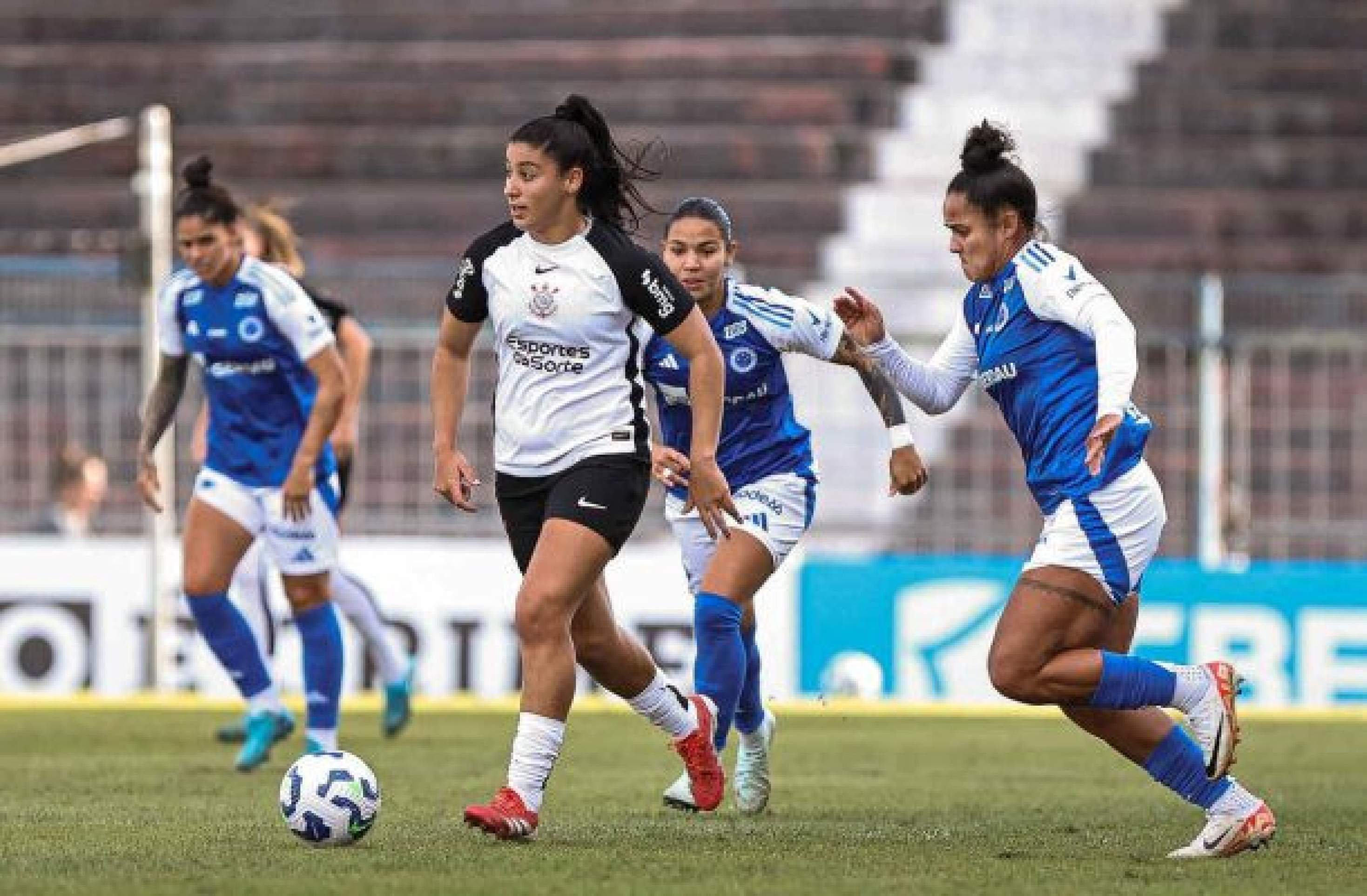 Corinthians tira invencibilidade do Cruzeiro e avança em segundo no Brasileirão Feminino