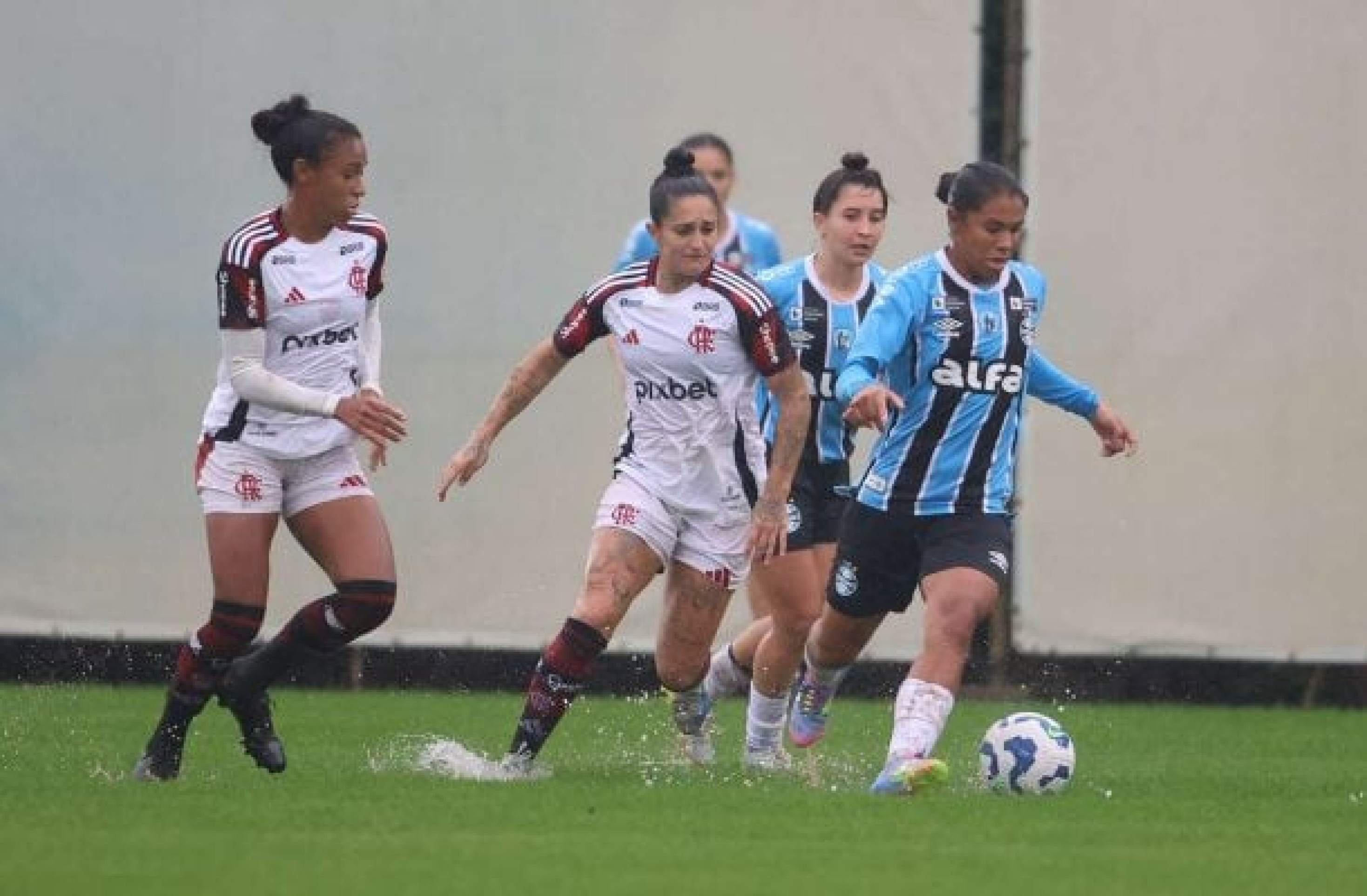 Flamengo busca empate com Grêmio, que dá adeus ao Brasileirão Feminino